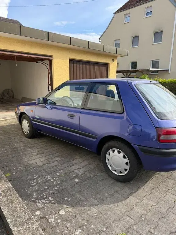 Używany Mazda 323 54 KM (39 kW) 1994 Niebieski Sedan/Limuzyna
