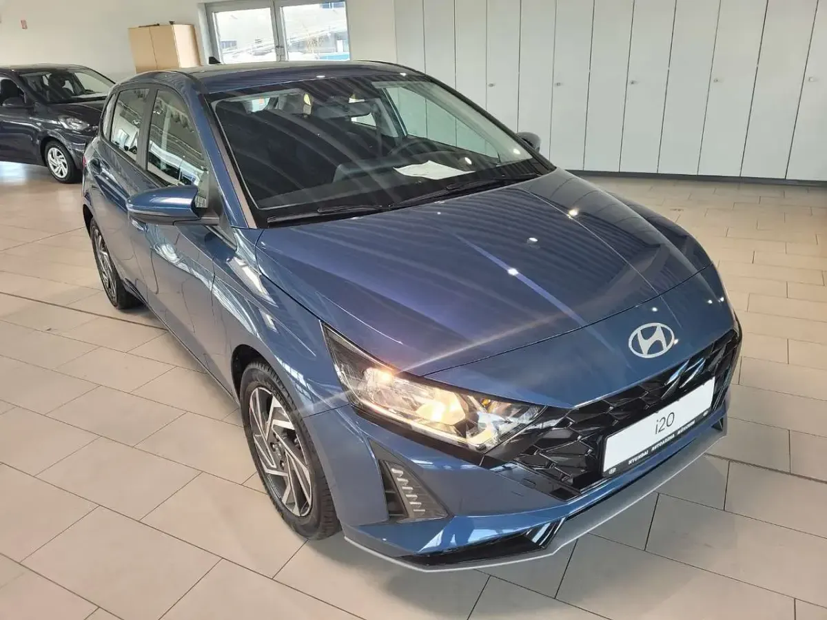 Gebraucht Hyundai i20 Trend 101 PS (74 kW) 2025 Vibrant blue / mic Kleinwagen