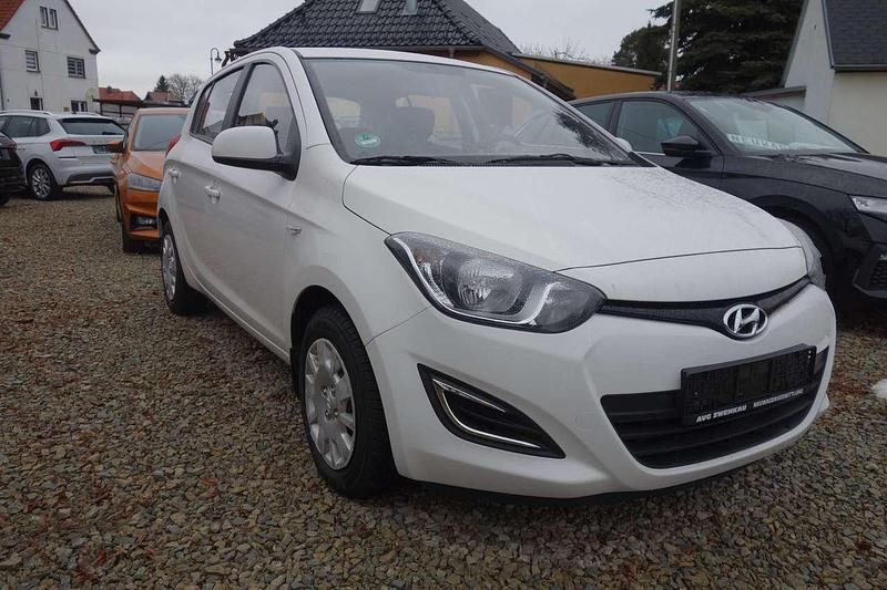 Gebraucht Hyundai i20 Classic 86 PS (63 kW) 2013 Coral white / sol Kleinwagen