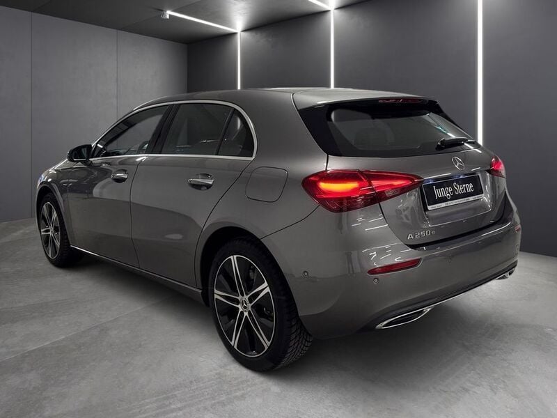 Gebraucht Mercedes A250 Progressive 163 PS (119 kW) 2024 Grau Kleinwagen