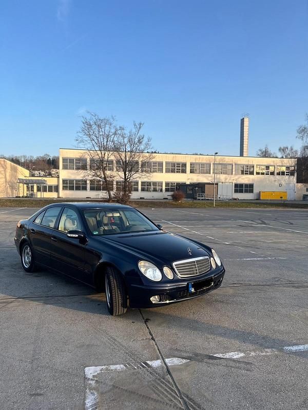 Gebraucht Mercedes E220 150 PS (110 kW) 2003 Blau Limousine