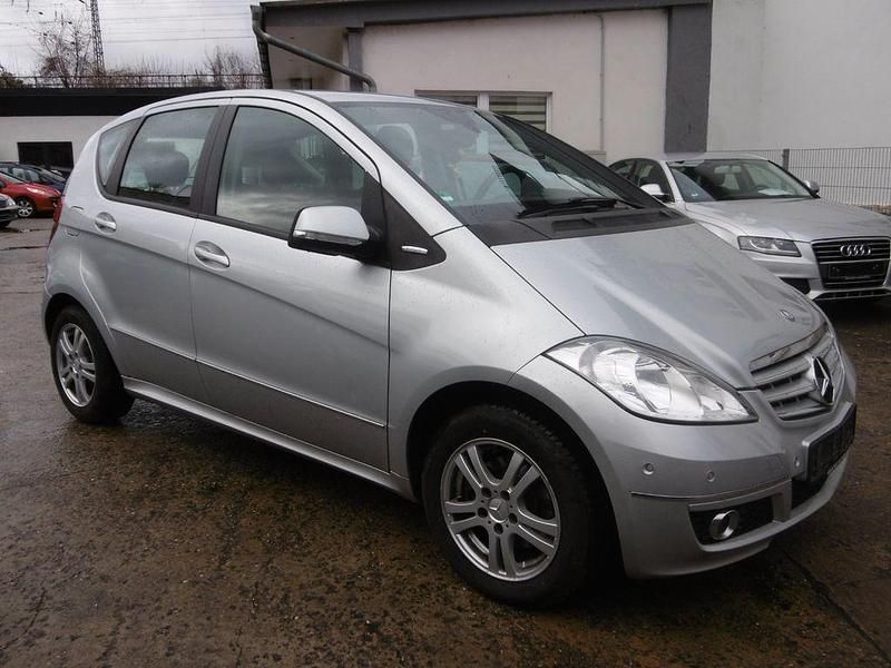 Gebraucht Mercedes A180 109 PS (80 kW) 2011 Silber Limousine