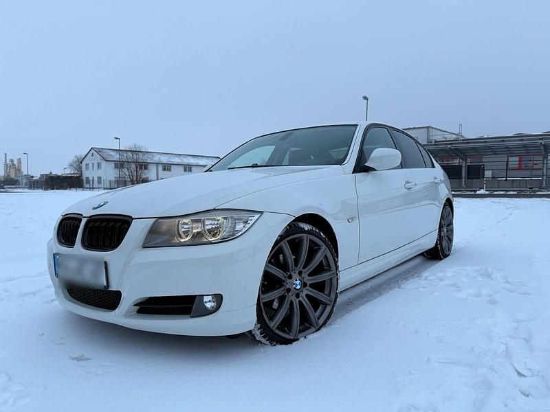 Gebraucht BMW 320 170 PS (125 kW) 2009 Weiß Limousine
