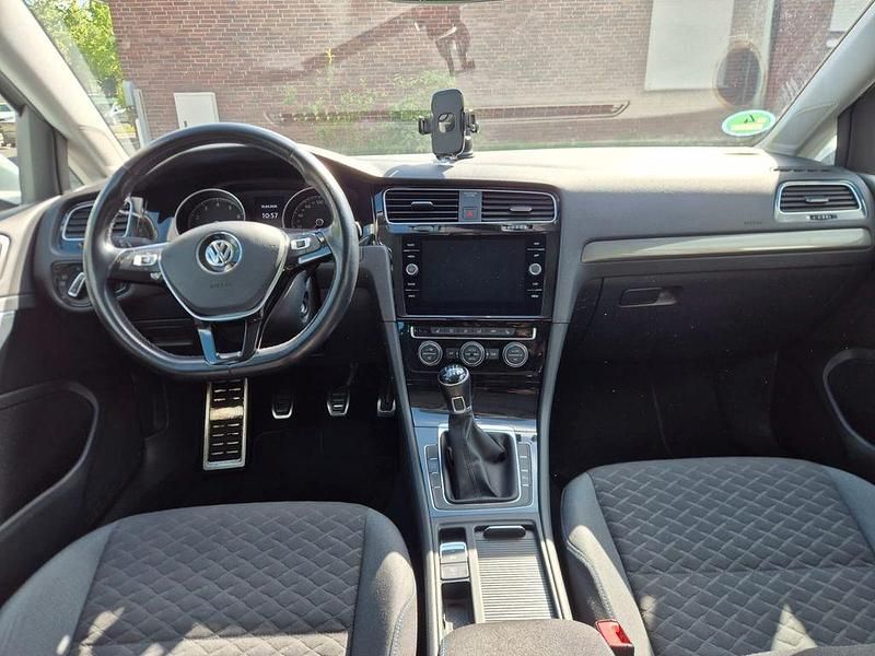 Używany VW Golf VII Join 116 KM (85 kW) 2019 Srebrny Sedan/Limuzyna