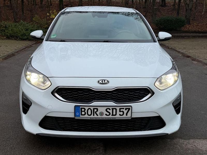 Weiß Gebraucht 2021 Kia Ceed Vision Kleinwagen | 14.990 € (Guter Preis) - Bild 1/4