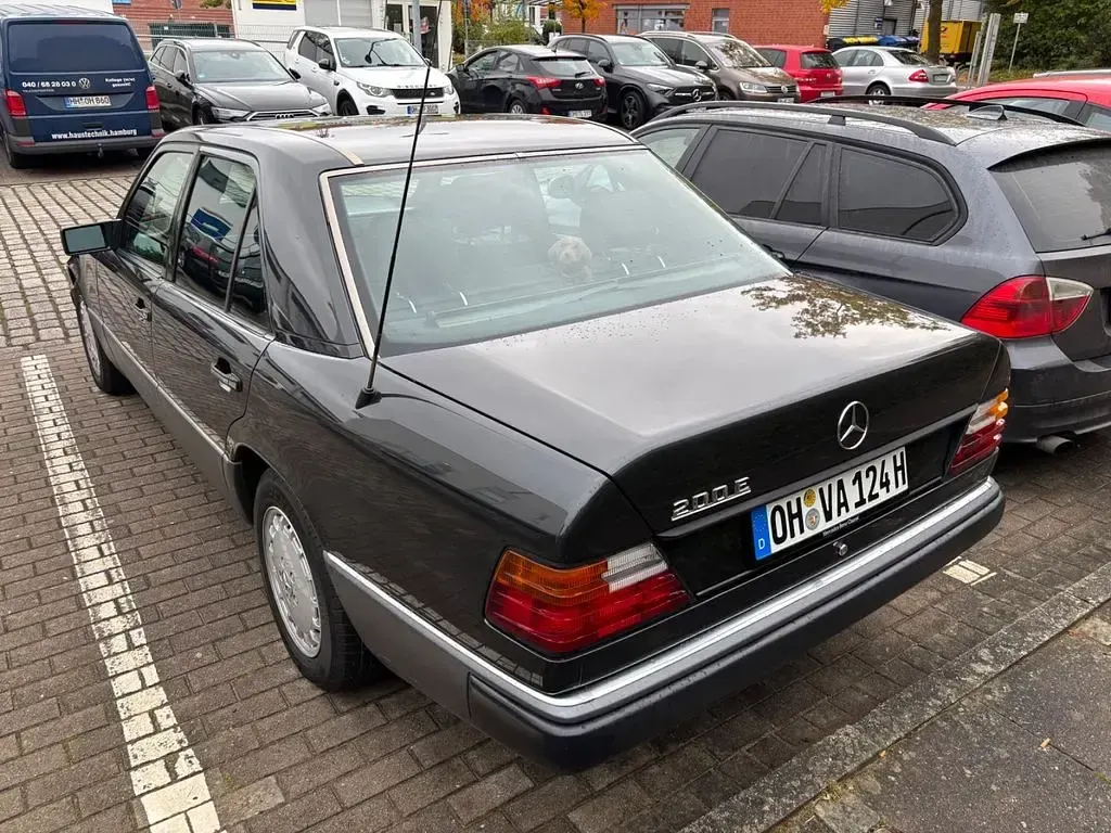 Gebraucht Mercedes 200 118 PS (86 kW) 1991 Schwarz Limousine