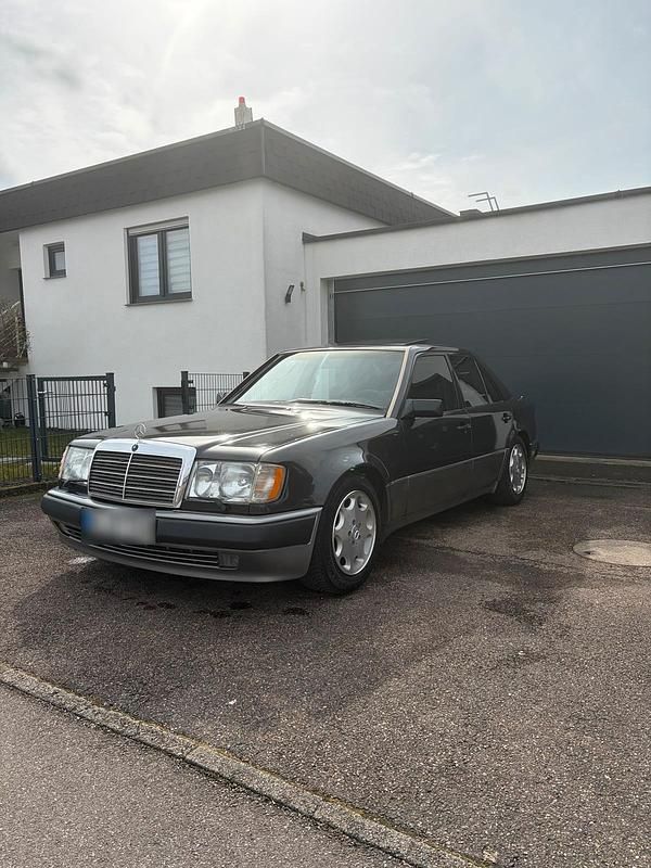 Gebraucht Mercedes E500 326 PS (239 kW) 1992 Schwarz Limousine