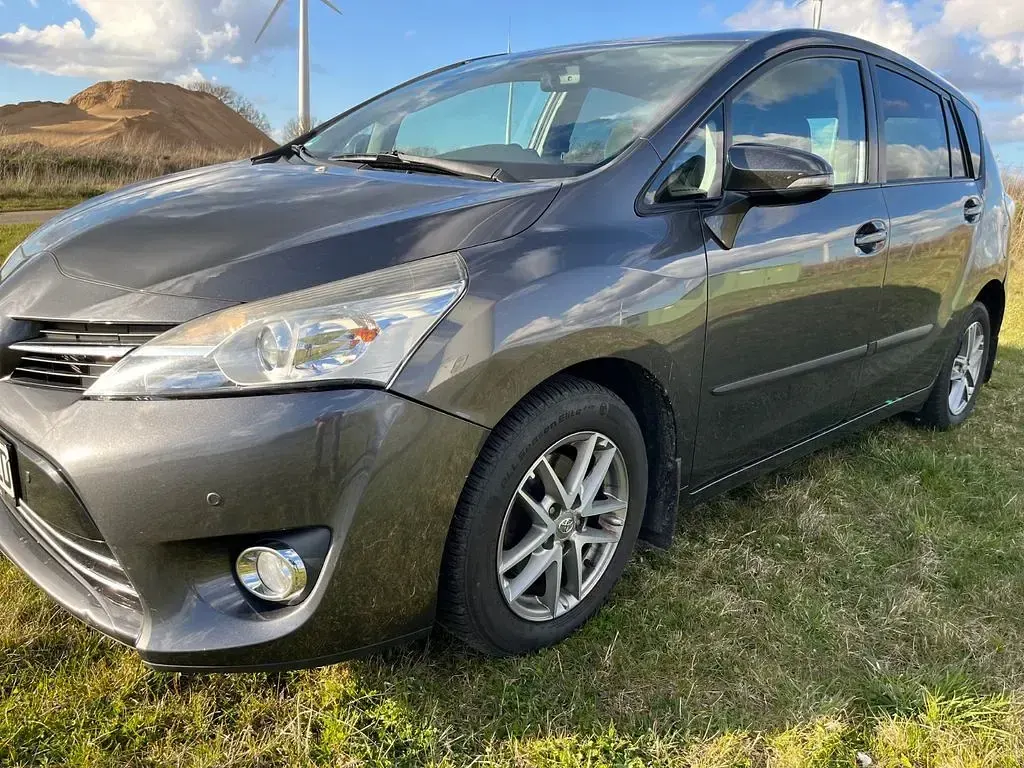 Gebraucht Toyota Verso Skyview Edition 111 PS (81 kW) 2016 Grau Van / Kleinbus