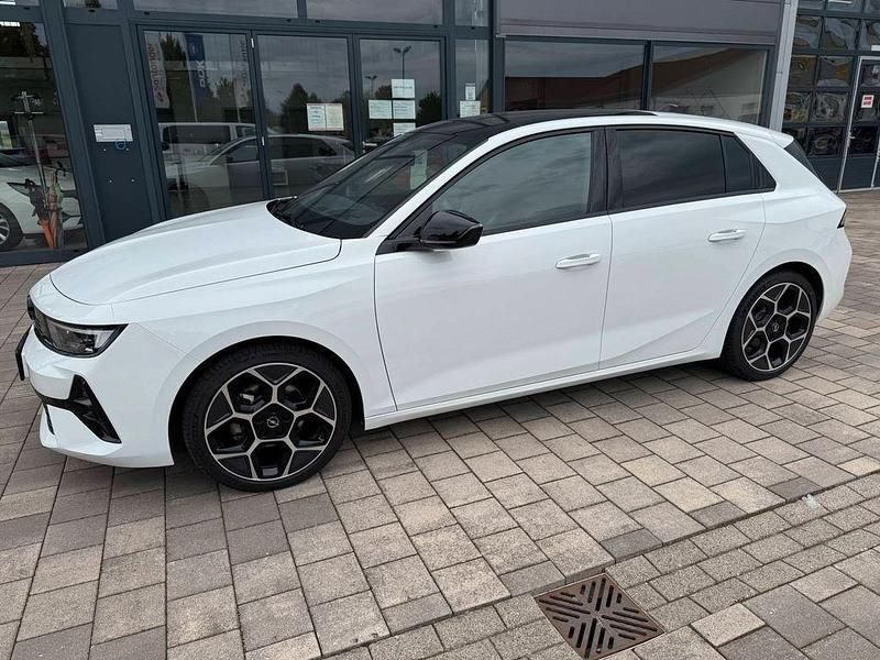 Weiß Gebraucht 2024 Opel Astra Ultimate Limousine | 26.990 € (Fairer Preis) - Bild 1/4