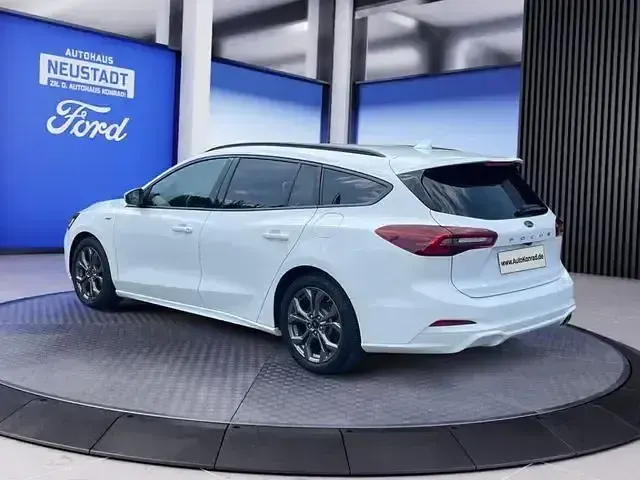 Gebraucht Ford Focus ST-Line 120 PS (88 kW) 2022 Frozen white Kombi