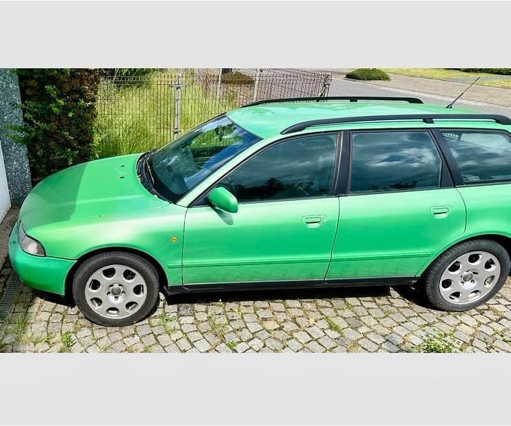 Grün Gebraucht 1998 Audi A4 Kombi | 350 € - Bild 1/4