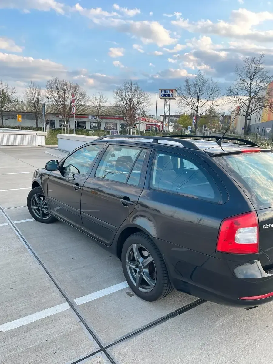 Gebraucht Skoda Octavia 140 PS (102 kW) 2011 Schwarz Kombi