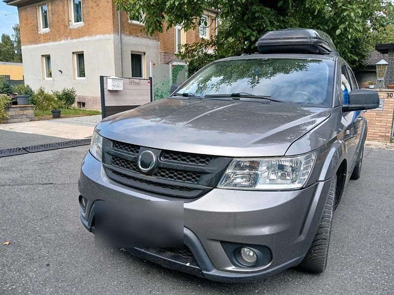 Grau Gebraucht 2012 Fiat Freemont SUV | 4.990 € (Guter Preis) - Bild 1/4
