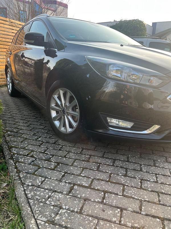 Gebraucht Ford Focus Titanium 125 PS (91 kW) 2015 Schwarz Kombi