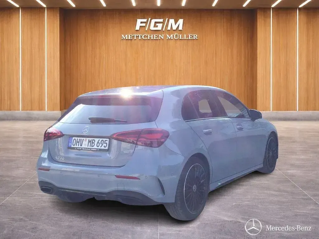 Gebraucht Mercedes A200 AMG line 163 PS (119 kW) 2026 Manufaktur alpingrau uni Limousine