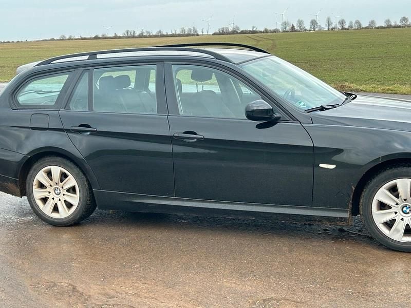 Gebraucht BMW 318 105 PS (77 kW) 2009 Schwarz Kombi