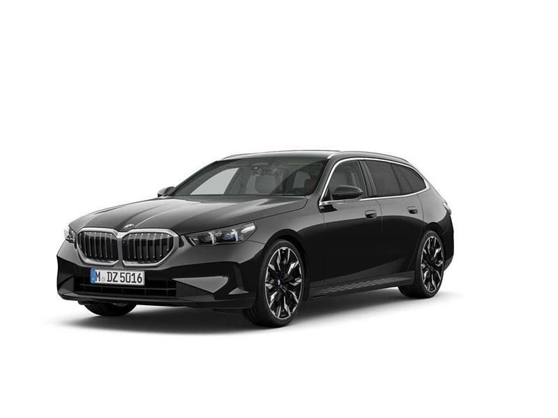 Black sapphire metallic Neu 2025 BMW 540 M Sport Kombi | 98.695 € - Bild 1/4