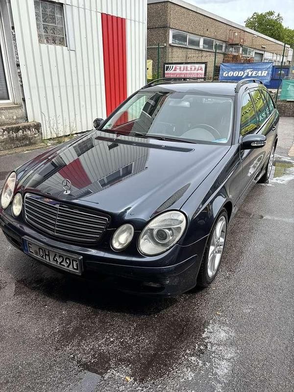 Schwarz Gebraucht 2005 Mercedes E200 Classic Kombi | 4.500 € (Fairer Preis) - Bild 1/4