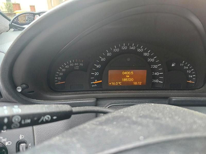 Silber Gebraucht 2002 Mercedes C180 Limousine | 2.000 € - Bild 1/4