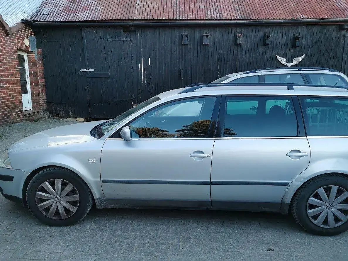 Second-hand VW Passat Comfortline 131 CP (96 kW) 2002 Argintiu Break