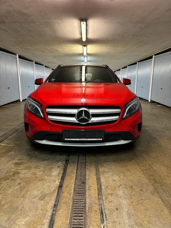 Rot Gebraucht 2014 Mercedes GLA200 SUV | 14.000 € (Fairer Preis) - Bild 1/4