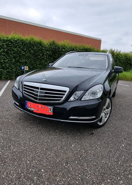 Schwarz Gebraucht 2011 Mercedes E350 Avantgarde Kombi | 11.900 € (Teuer) - Bild 1/4