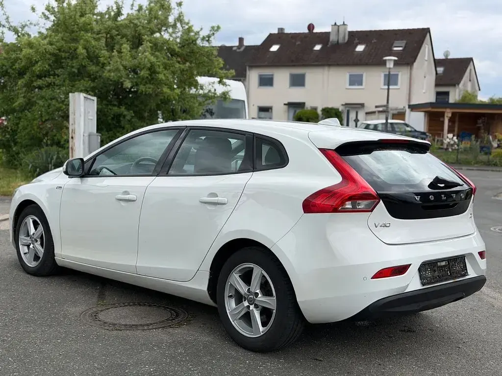 Gebraucht Volvo V40 Kinetic 114 PS (83 kW) 2013 Weiß Limousine