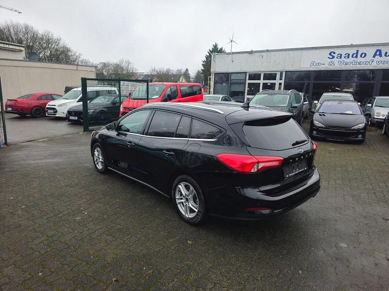 Gebraucht Ford Focus Cool & Connect 125 PS (91 kW) 2019 Schwarz Kombi