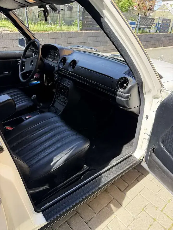 Gebraucht Mercedes 200 101 PS (74 kW) 1978 Weiß Limousine