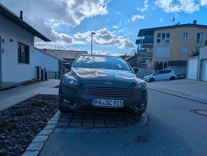 Gebraucht Ford Focus Titanium 120 PS (88 kW) 2017 Grau Kombi