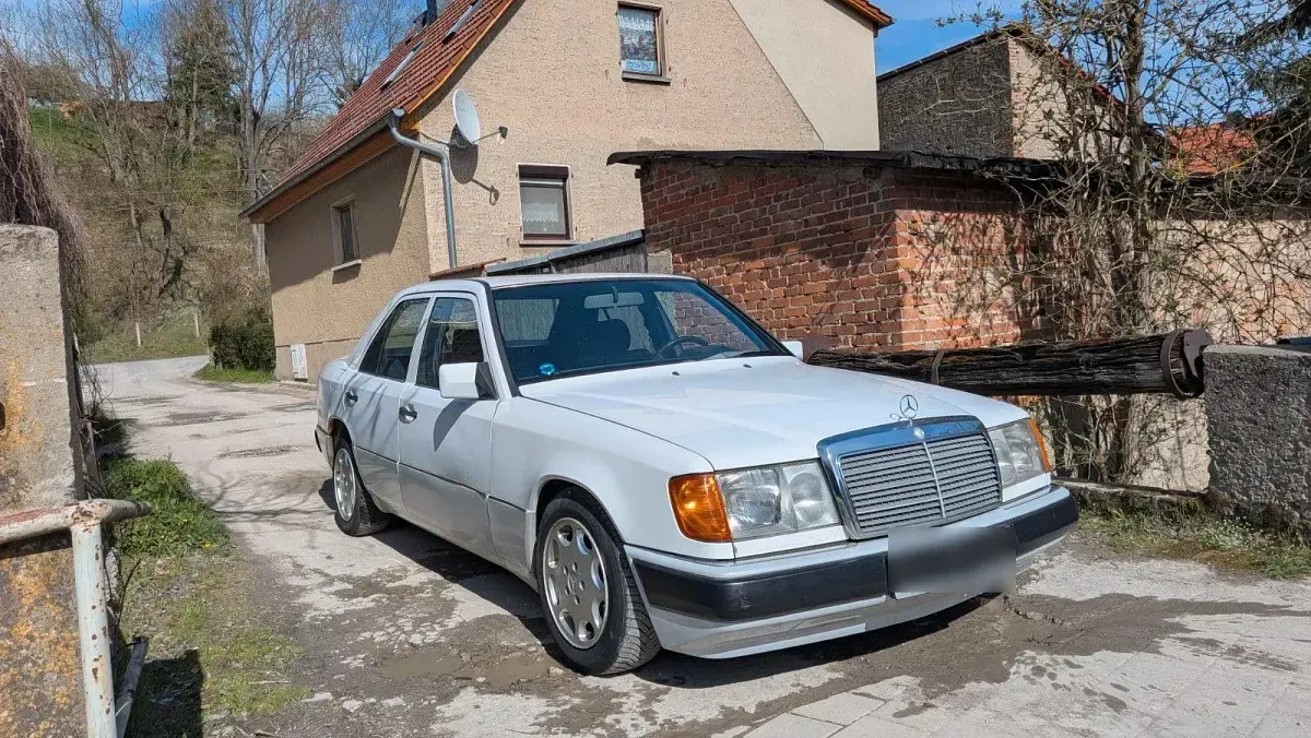 Gebraucht Mercedes 200 75 PS (55 kW) 1990 Weiß Limousine