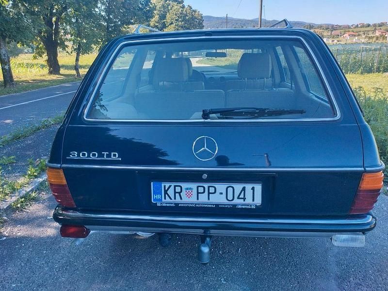 Gebraucht Mercedes 300 88 PS (64 kW) 1981 Blau Limousine