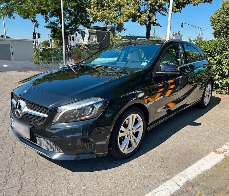 Schwarz Gebraucht 2015 Mercedes A180 Kleinwagen | 15.750 € (Fairer Preis) - Bild 1/4