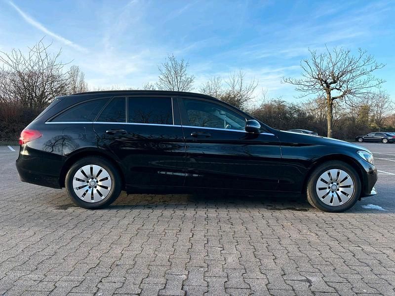 Schwarz Gebraucht 2016 Mercedes C220 Kombi | 13.000 € (Etwas zu teuer) - Bild 1/4