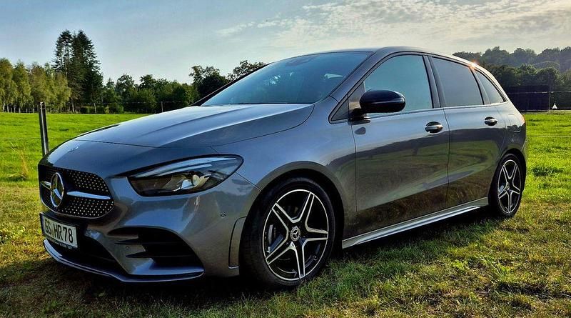 Grau Gebraucht 2019 Mercedes B180 AMG line Van / Kleinbus | 23.950 € (Fairer Preis) - Bild 1/4