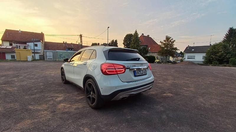 Weiß Gebraucht 2014 Mercedes GLA200 AMG line SUV | 15.000 € - Bild 1/4