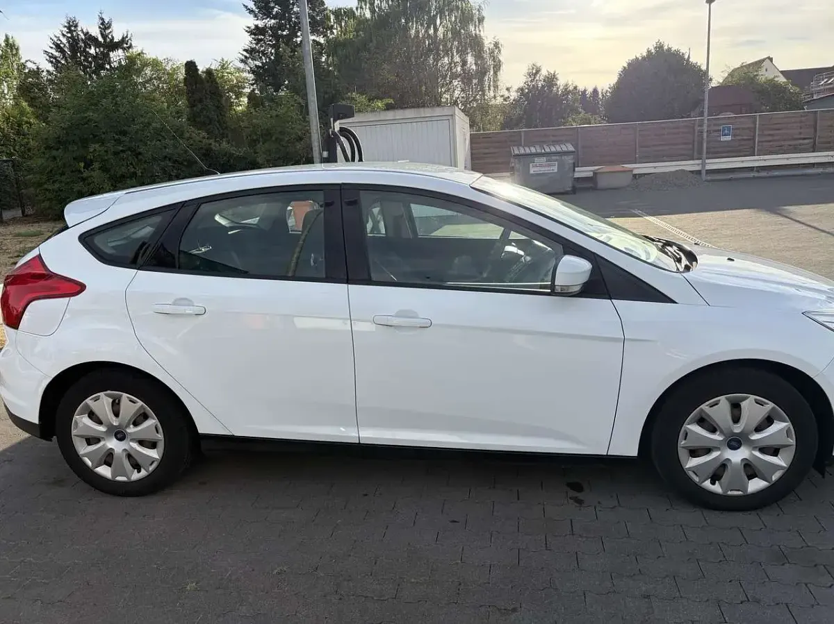 Gebraucht Ford Focus Trend 105 PS (77 kW) 2013 Weiß Limousine