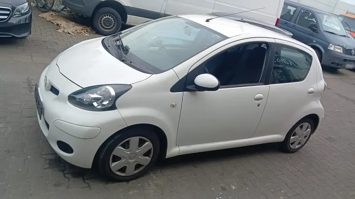 Gebraucht Toyota Aygo 65 PS (47 kW) 2011 Weiß Kleinwagen