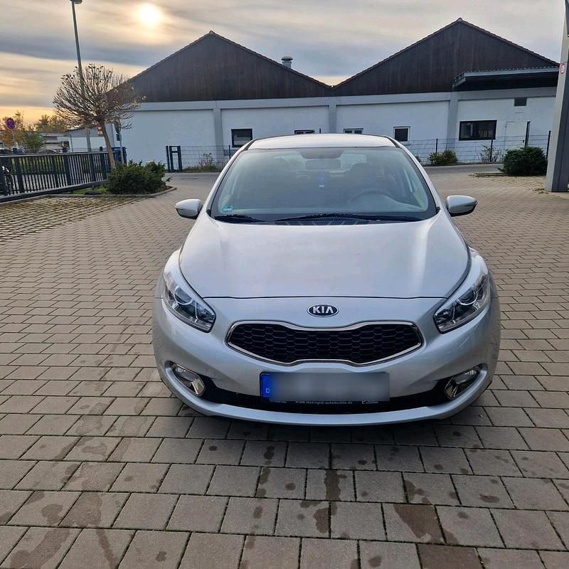 Silber Gebraucht 2013 Kia Ceed Vision Limousine | 4.000 € (Guter Preis) - Bild 1/4