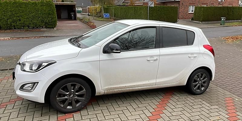 Weiß Gebraucht 2014 Hyundai i20 Kleinwagen | 3.900 € (Fairer Preis) - Bild 1/4