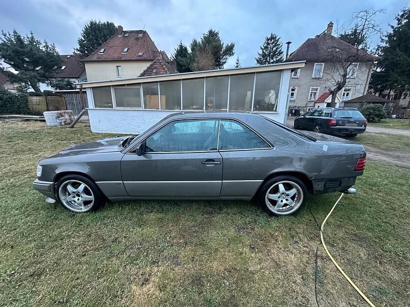 Gebraucht Mercedes 230 136 PS (100 kW) 1989 Silber Coupé