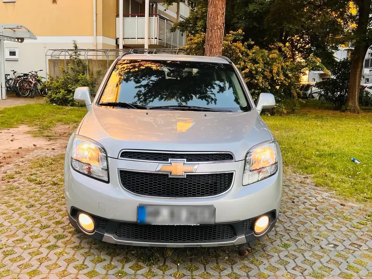 Gebraucht Chevrolet Orlando 143 PS (105 kW) 2011 Silber Van / Kleinbus