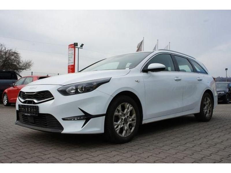 Second-hand Kia Ceed Vision 120 CP (88 kW) 2022 Alb Hatchback