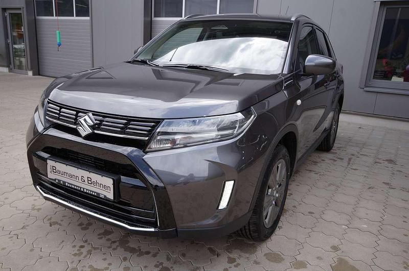 Titan dark gray pearl Neu 2025 Suzuki Vitara Comfort SUV | 25.770 € (Fairer Preis) - Bild 1/4