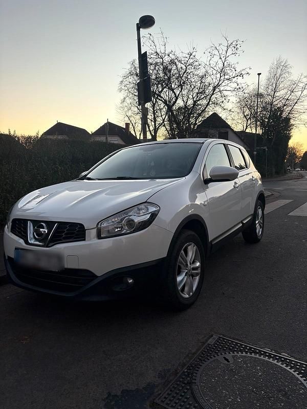 Weiß Gebraucht 2013 Nissan Qashqai SUV | 8.400 € (Etwas zu teuer) - Bild 1/4