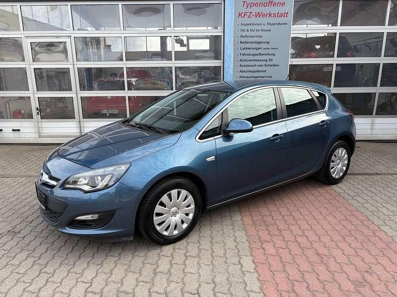 Gebraucht Opel Astra 101 PS (74 kW) 2013 Blau Limousine
