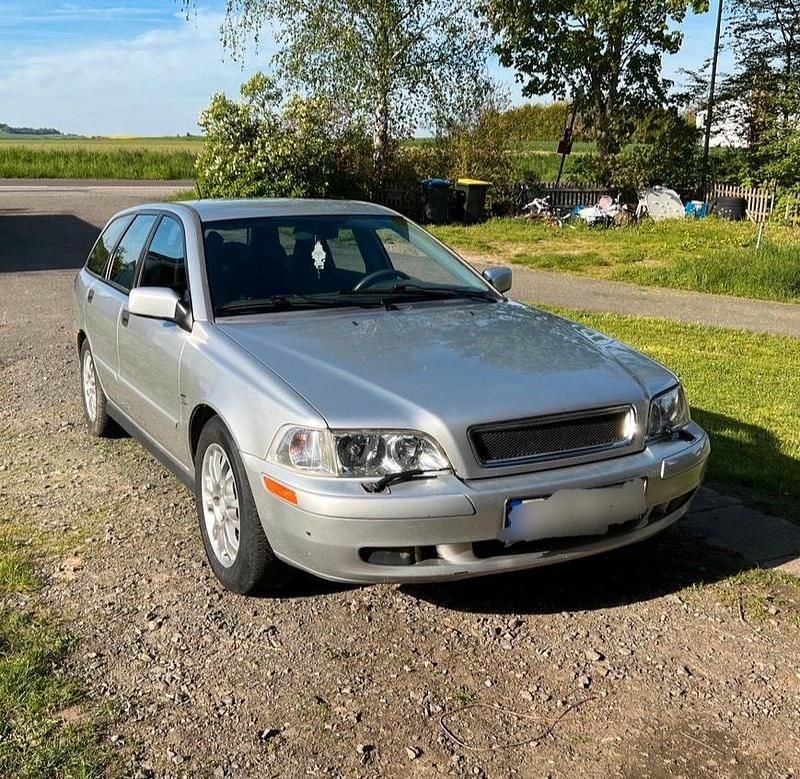 Silber Gebraucht 2003 Volvo V40 Kombi | 950 € (Superpreis) - Bild 1/4