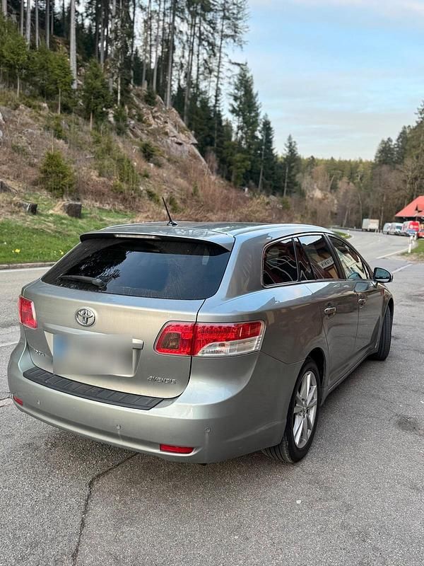 Gebraucht Toyota Avensis 150 PS (110 kW) 2011 Andere farben Kombi