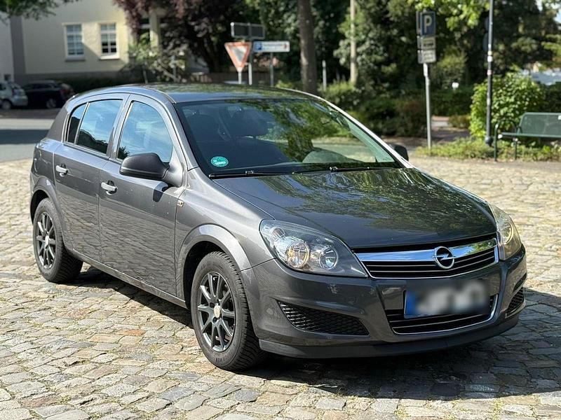 Grau Gebraucht 2009 Opel Astra Limousine | 1.800 € (Guter Preis) - Bild 1/4