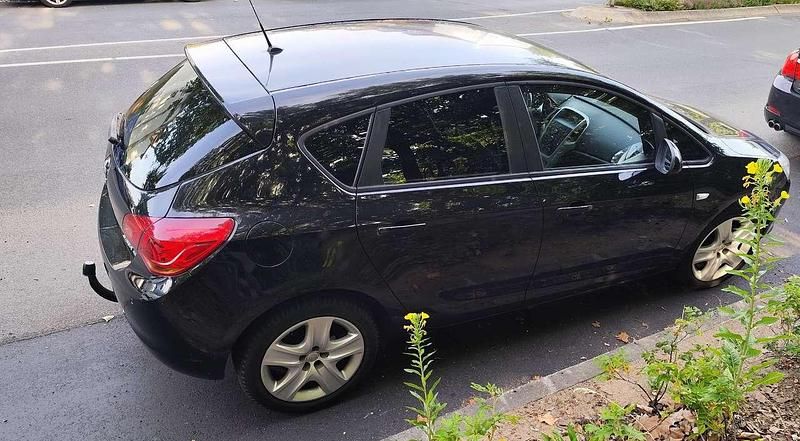 Schwarz Gebraucht 2011 Opel Astra Sport Limousine | 4.500 € (Fairer Preis) - Bild 1/4